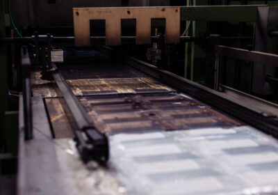 Chaîne de production industrielle avec sortie de pièces thermo.
