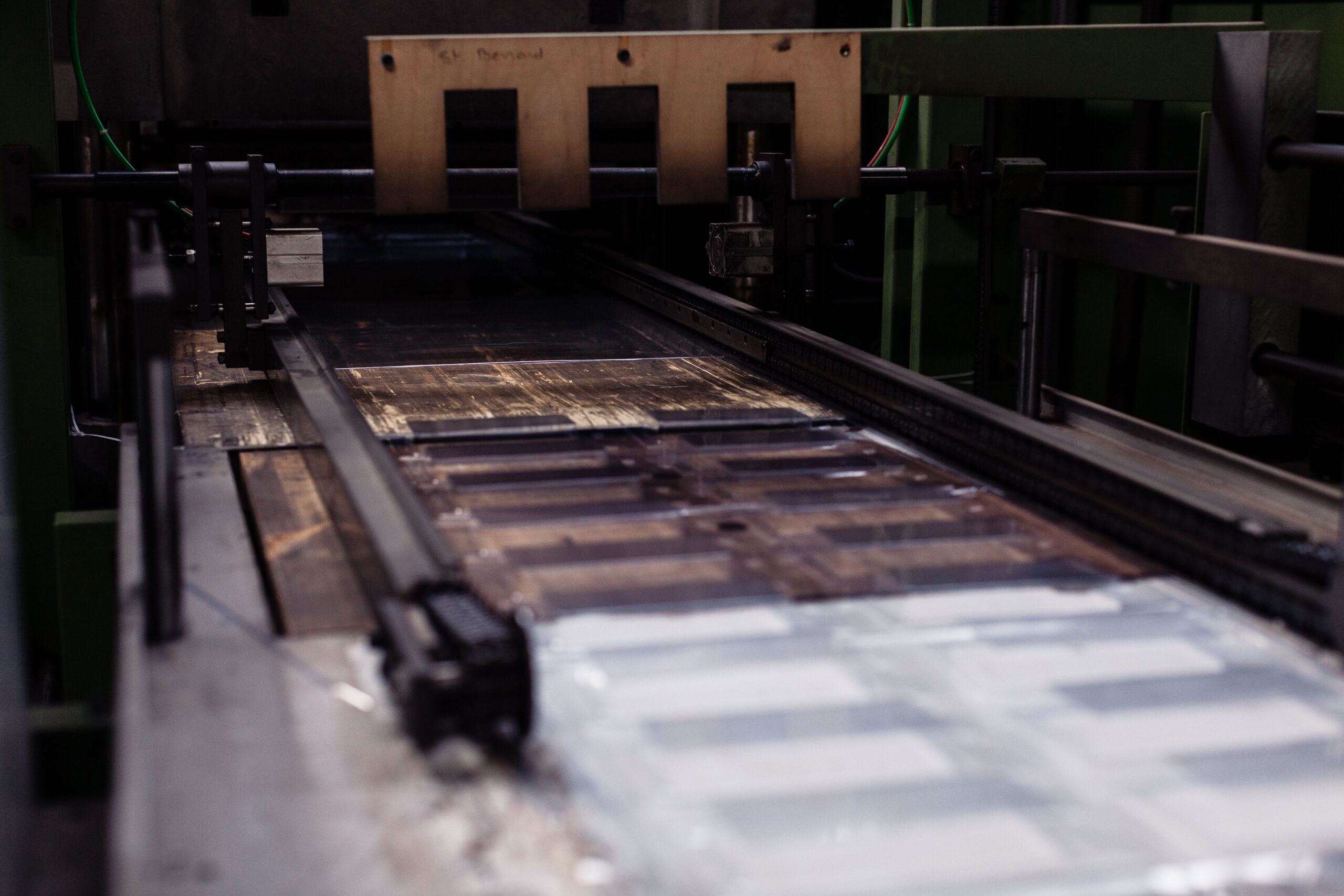 Chaîne de production industrielle avec sortie de pièces thermo.