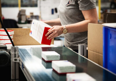 Chaine de fabrication emecci de boite avec un fond rouge et un graphisme design