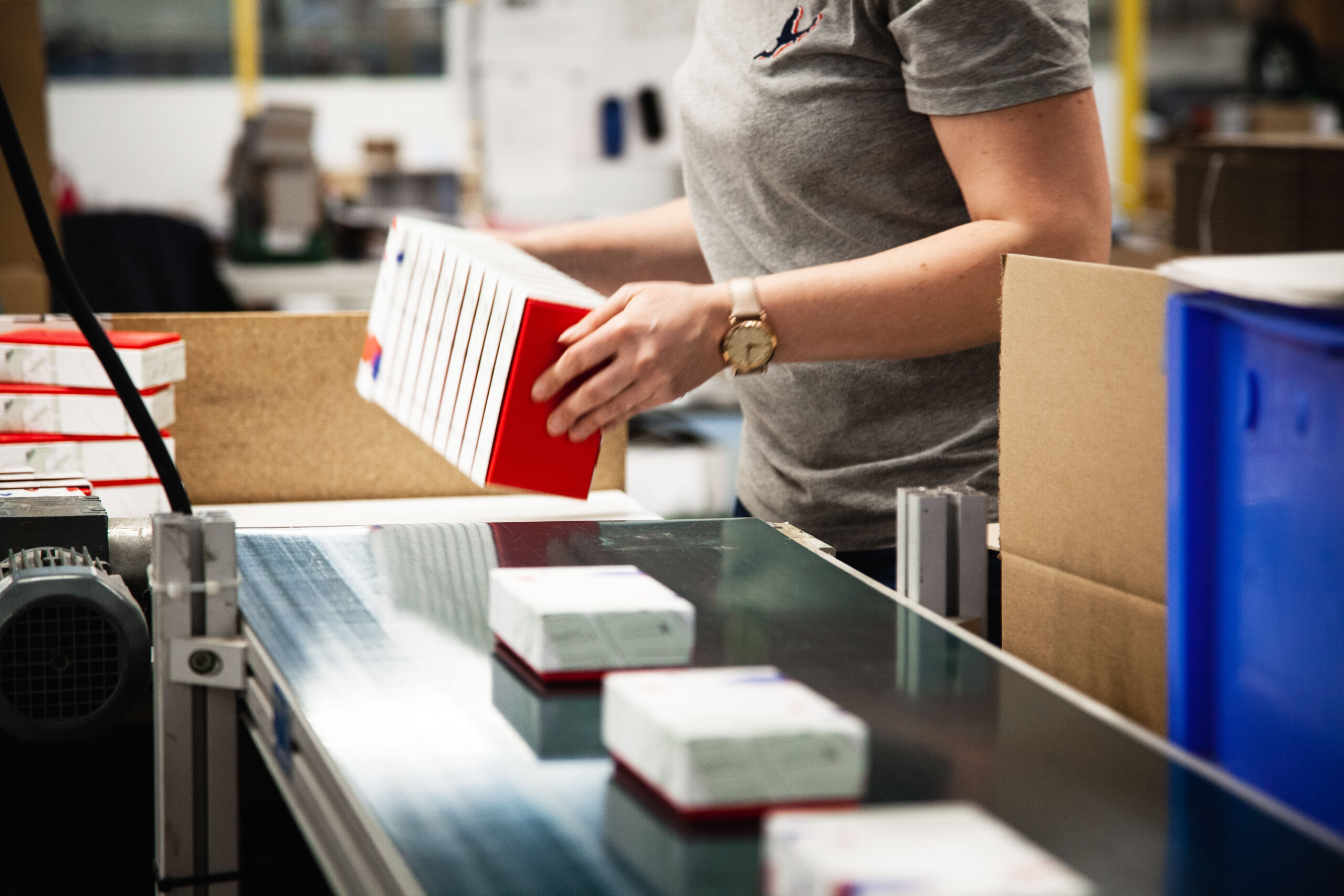Chaine de fabrication emecci de boite avec un fond rouge et un graphisme design