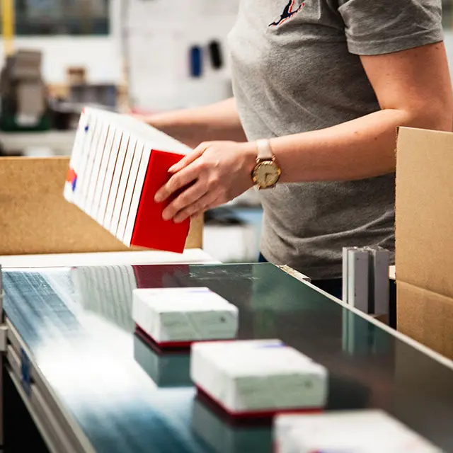 Conditionnement de boîtes en carton sur ligne de préparation