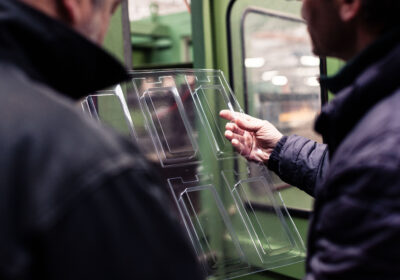 Suggestion de 2 hommes en train d'analyser la qualité d'un blister en sortie de machine