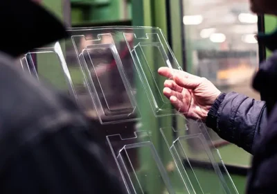 Plaque blister thermoformée en plastique transparent présentée en atelier