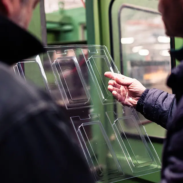 Plaque blister thermoformée en plastique transparent présentée en atelier