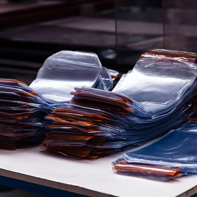 Sachets plastiques transparents empilés en atelier de fabrication