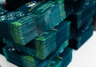 pile de pochettes et de garde ordonnance en sortie de machine