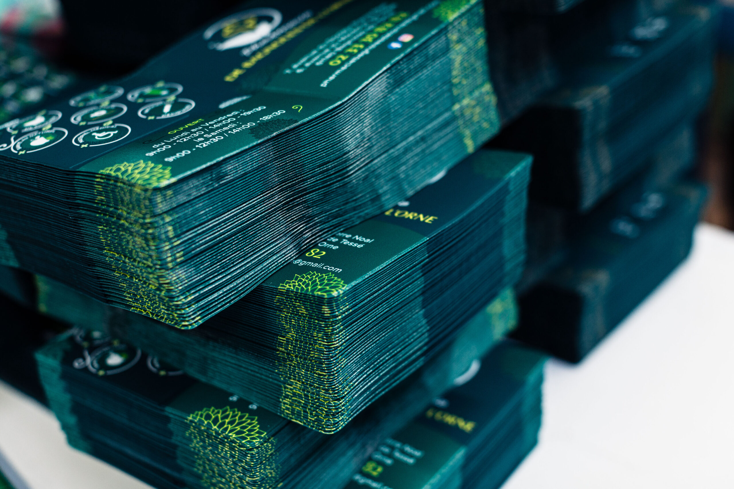 pile de pochettes et de garde ordonnance en sortie de machine