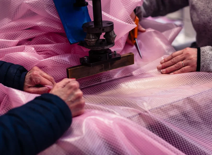Soudure de bâche en matière souple sur poste de fabrication