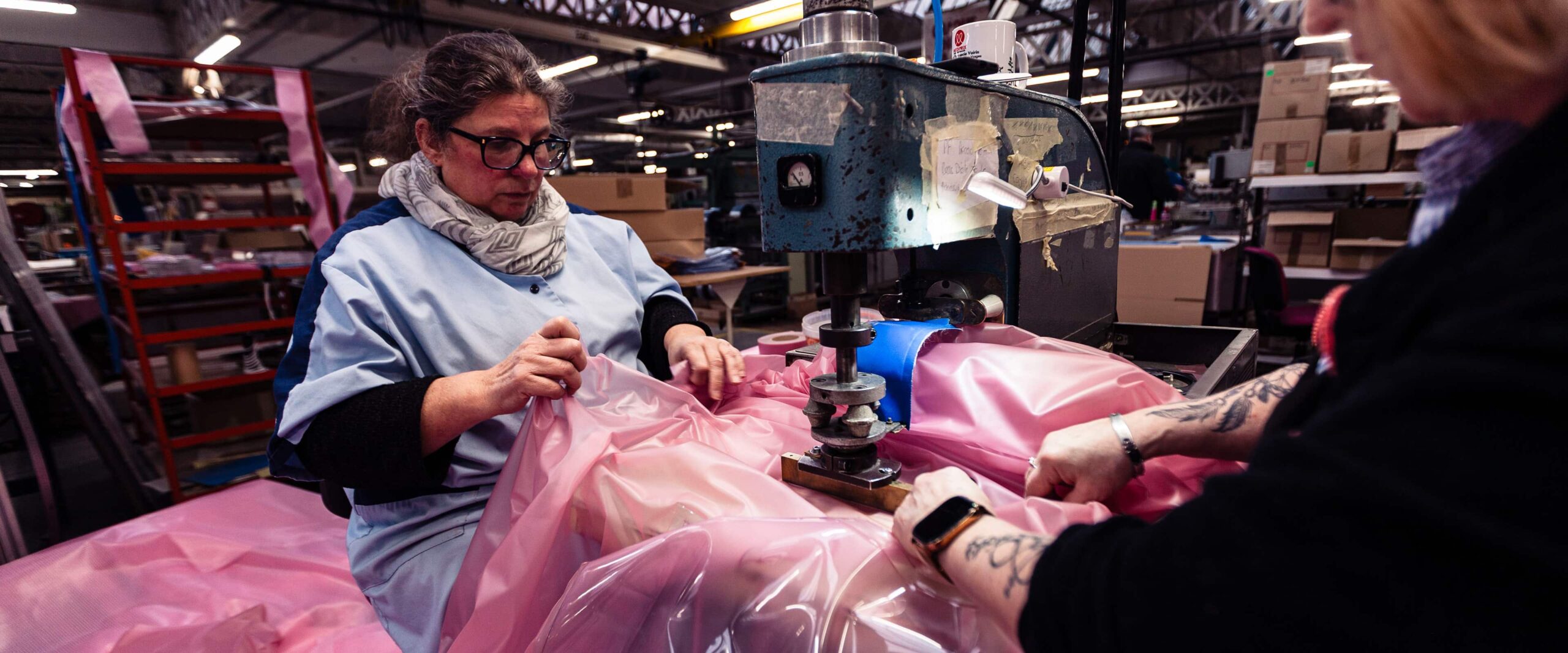 Assemblage de matière plastique souple sur machine en atelier de fabrication