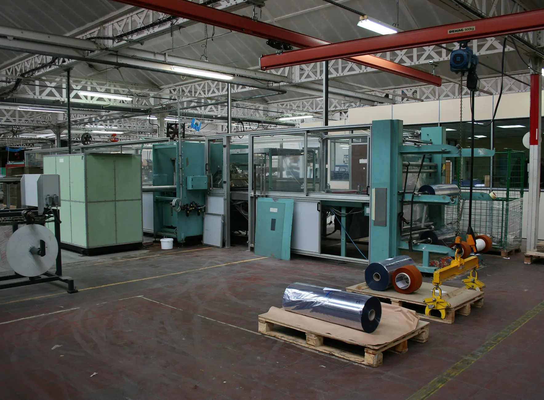 Atelier de production de Tourcoing avec machines et rouleaux de film plastique en préparation