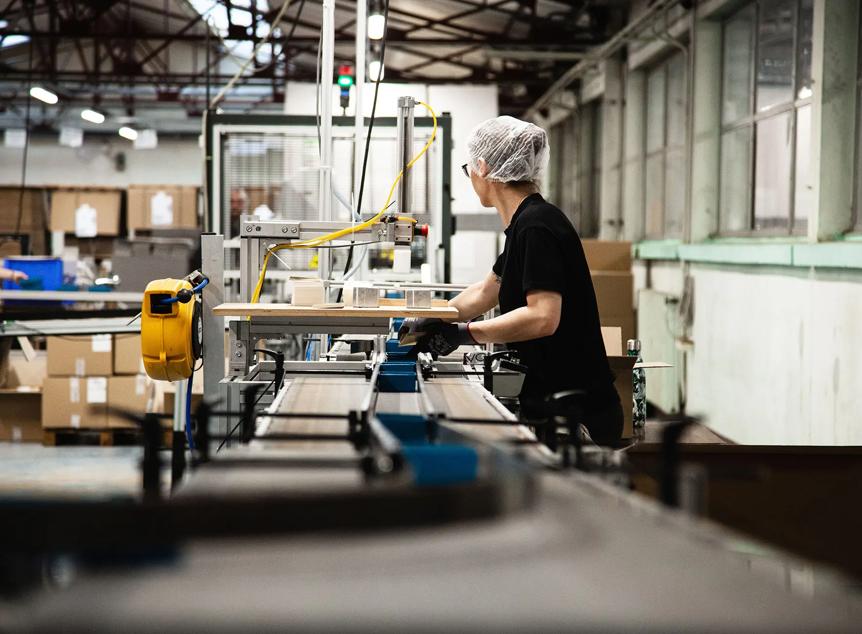 Travail d'assemblage en atelier de production sur ligne de convoyage à Château-Renault