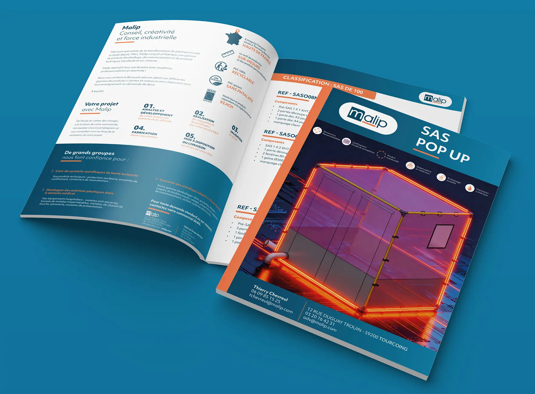 Brochure ouverte et couverture montrant un sas pop-up transparent souligné de néons orange, avec texte et éléments graphiques bleus et blancs.