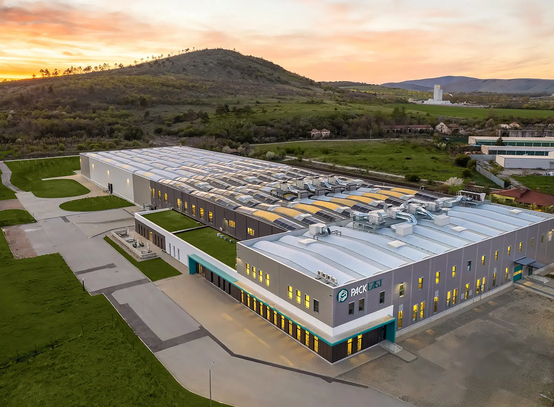Vue aérienne du site de production PACKFAST à Slivnitsa avec bâtiment et environnement extérieur