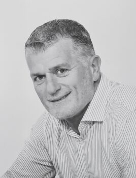 Homme 55 ans cheveux courts, souriant